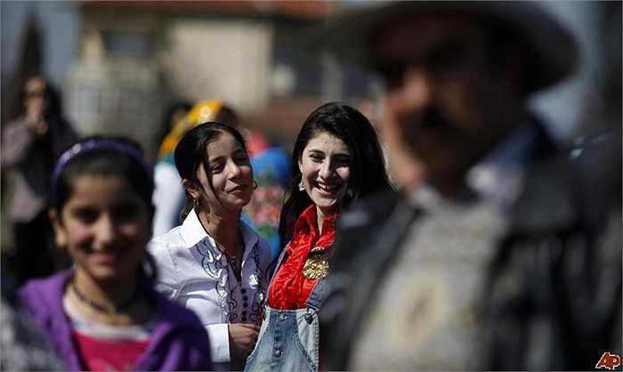 Gạt đi những hình ảnh quen thuộc với những hàng rau, hoa quả, thực phẩm hàng ngày, hàng ngàn du khách ở khắp mọi nơi đổ về khu chợ này để tìm hiểu phong tục truyền thống kỳ lạ.