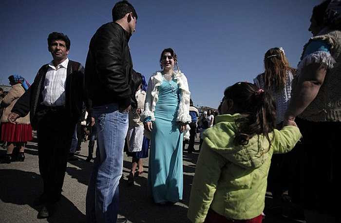 Với những điệu nhảy nóng bỏng, các cô gái tỏ ra thật hấp dẫn để thu hút ánh nhìn từ phía những người đàn ông. 