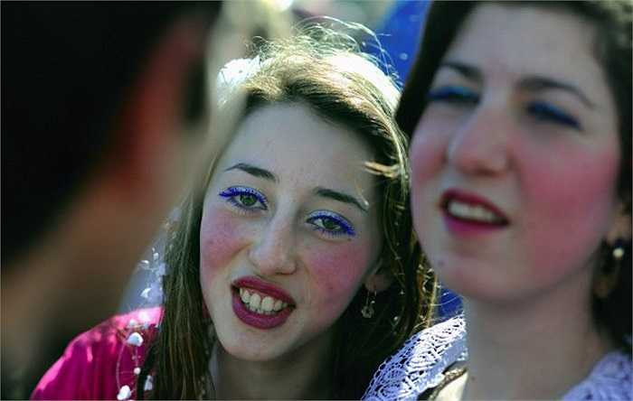 Khi bắt gặp những ánh nhìn thiện cảm, đôi trai gái sẽ tiến đến gần nhau để 'tâm sự'. Trong lúc đó, 'nhà trai' sẽ nhẩm tính 'nàng dâu' này sẽ xứng bao nhiêu tiền.