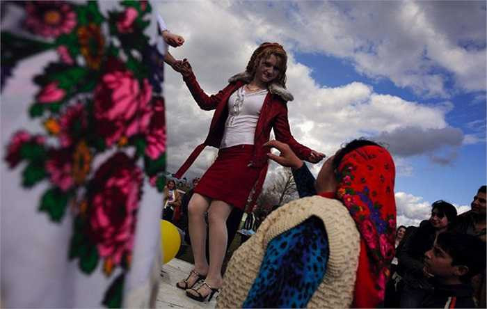 Những người đàn ông đến phiên chợ này đều mong muốn tìm được cô dâu xinh đẹp, có trái tim nhân hậu, biết nghe lời. Độ tuổi yêu thích là từ 16 tới 20.