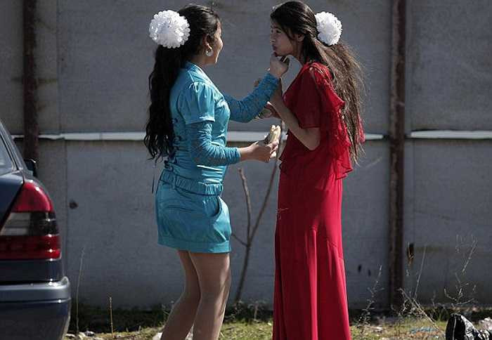 Gia đình cô gái cùng nhau ngắm vuốt cho con gái của mình, làm sao cho họ đẹp nhất. Nhan sắc chính là yếu tố để quyết định số tiền mà nhà trai sẽ phải bỏ ra để mua cô về làm vợ.