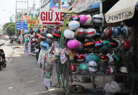 Mũ bảo hiểm 'dỏm' tràn lan: Vì sao không xử lý được?