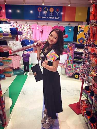 Thủy Top giản dị, đáng yêu khi ở nước ngoài.