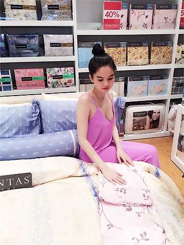 Ngọc Trinh từng tâm sự, đồ đắt tiền hay rẻ tiền cô đều xài hết, không nhất thiết đó phải là những món hàng hiệu đắt đỏ cô mới khoác lên người.