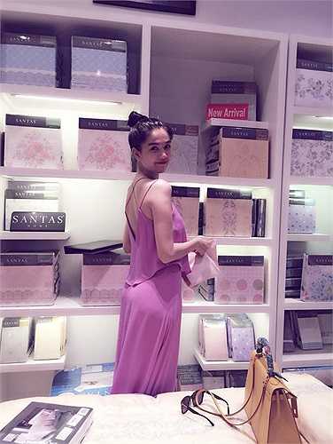 Thế nên không ngạc nhiên khi người đẹp diện đồ đơn giản đi chơi cuối tuần.