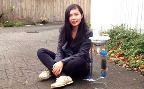 Cynthia Sin Nga Lam với thiết bị phát minh của mình.