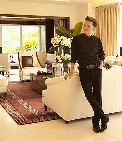 Trong một căn penthouse khác của Mr Đàm, Toàn bộ tầng dưới dành để thư giãn, nghỉ ngơi và sinh hoạt chung với phòng khách sang trọng, bàn ăn cao cấp cùng khu vực bếp với quầy bar thiết kế hiện đại.