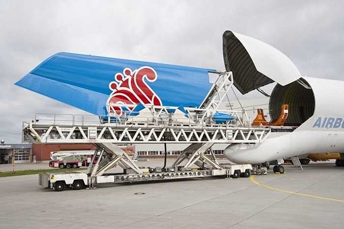 Phần đuôi của một chiếc máy bay cũng lọt vừa thân Beluga. Đây là cách mà Airbus vận chuyển các cấu kiện máy bay đi khắp thế giới.