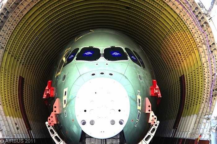 Phần đầu của chiếc Airbus A350 đang được chất lên Beluga để di chuyển từ Tây Ba Nha tới Anh. 