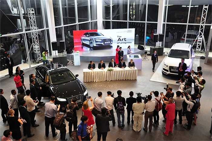 Toàn bộ các mẫu xe Audi được nhập khẩu chính thức bởi Audi Campuchia đều được bảo hành 2 năm không giới hạn km. Audi Phnom Penh sẽ miễn phí dịch vụ kiểm tra xe cho các chủ xe Audi từ nay cho đến hết năm 2014.