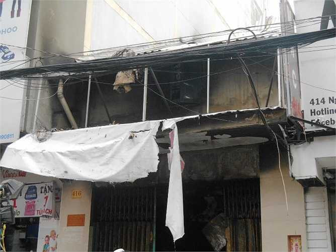 Căn nhà cấp 4 với ván gỗ, mái lợp tôn tả tơi sau vụ cháy. Ảnh: Phan Cường