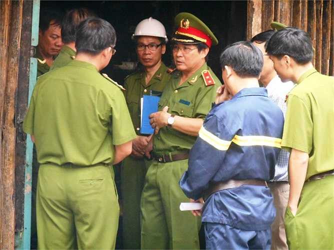 Trung tướng cảnh sát có mặt tại hiện trường chỉ đạo khám nghiệm, điều tra vụ việc. Ảnh: Phan Cường