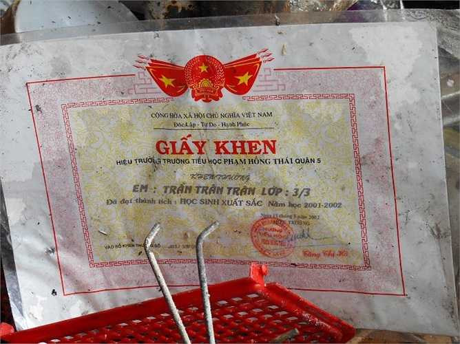 Giấy khen một học sinh lớp 3 trong đống đổ nát. Ảnh: Phan Cường