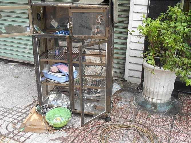 Kệ đựng chén bát hư hỏng.