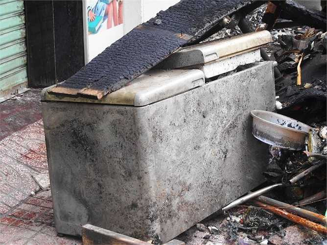 Chiếc tủ lạnh cháy xém. Ảnh: Phan Cường 