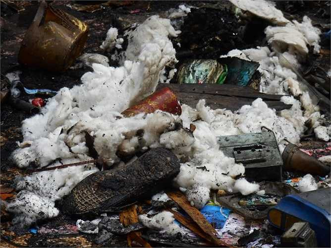 Đôi giày nam cùng nhiều bông trắng vương vãi