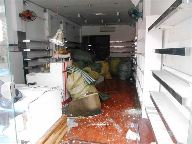 Nhiều đồ đạc căn nhà kế bên bị ảnh hưởng vụ cháy