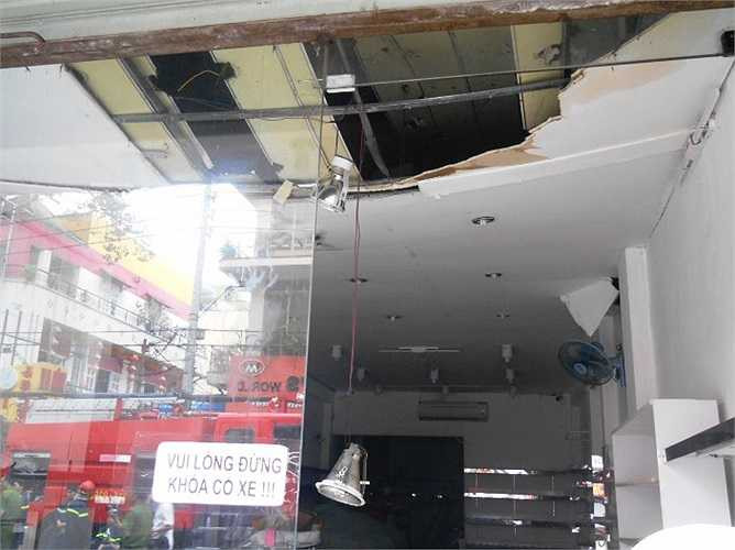 Trần nhà kế bên hư hỏng nặng. Ảnh: Phan Cường