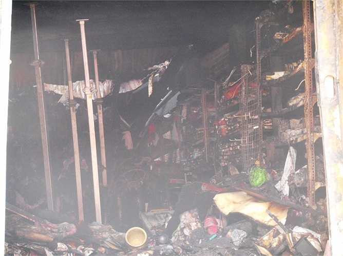 Bên trong căn nhà chất đầy đồ đạc. Ảnh: Phan Cường