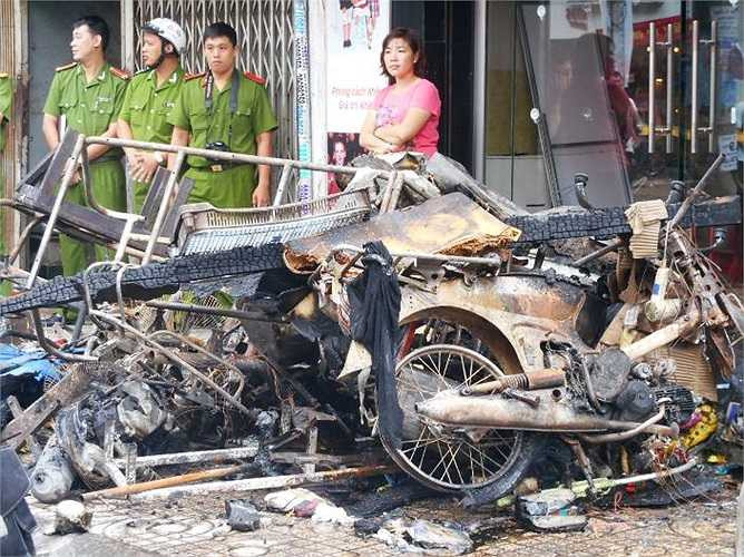 Nhiều tài sản đắt tiền trong đó có 1 chiếc SH bị cháy rụi. Ảnh: Phan Cường