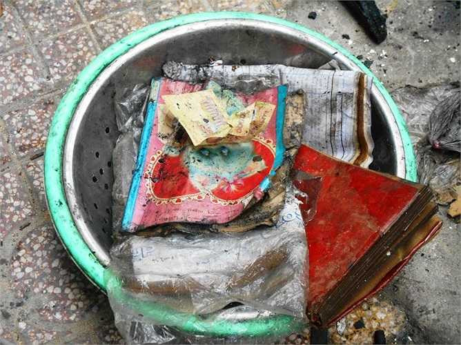 Giấy bạc 10.000 đồng cùng tập vở. Ảnh: Phan Cường