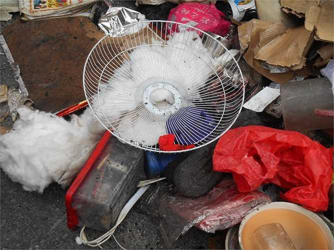 Chiếc máy quạt chỉ còn nắp khung