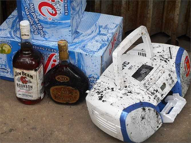  Có vài món đồ còn nguyên như chiếc máy cát-sét, chai rượu ngoại này. Ảnh: Phan Cường