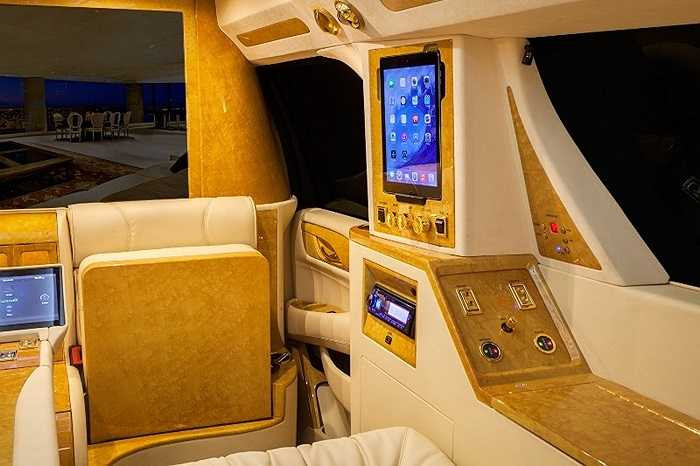 Trần xe được thiết kế theo phong cách của Maybach, được tích hợp thêm một màn hình ti vi Samsung LED Smart TV 40 inch, hệ thống liên lạc vệ tinh. 