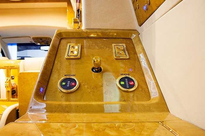 Các chi tiết, nút bấm trong xe đều được mạ vàng kết hợp với vân gỗ màu vàng cùng tông.