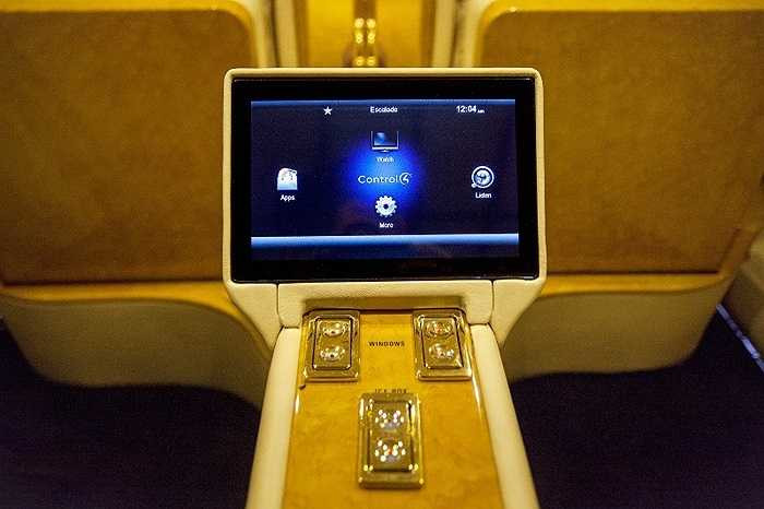 Không những thế, xe còn được trang bị thêm các bàn làm việc bằng gỗ. 