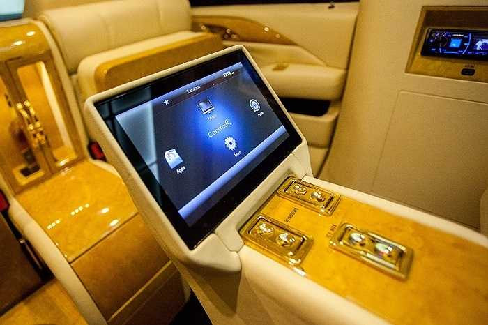 iPad Air là thiết bị xuất hiện nhiều trên xe, với đế cắm sang trọng và tiện dụng. 