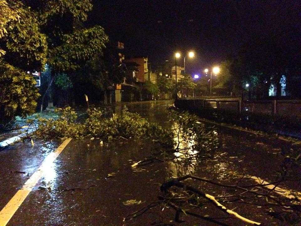 Toàn cảnh bão số 3 quần thảo đất liền với sức gió khủng khiếp