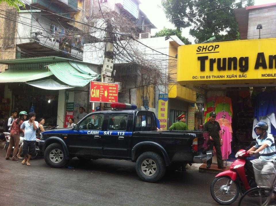 Trực tiếp: Giải cứu 3 con tin bị cướp khống chế ở Hà Nội