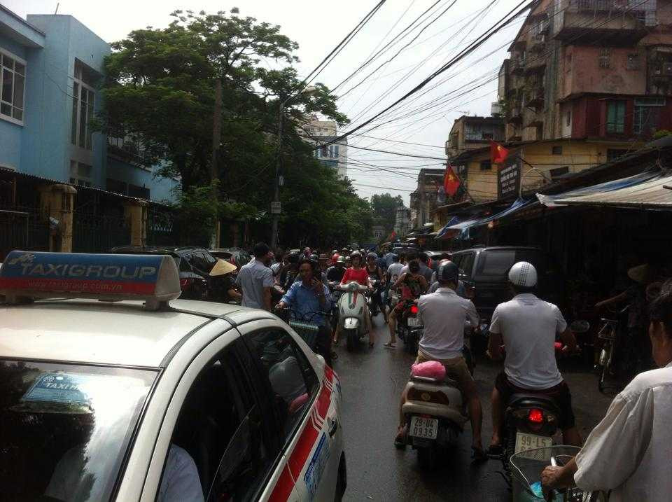 Trực tiếp: Giải cứu 3 con tin bị cướp khống chế ở Hà Nội