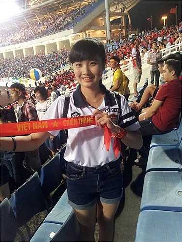 Nhật Lệ - nữ cổ động viên khóc nghẹn ngào khi U19 Việt Nam không giành được chiến thắng trước U19 Nhật Bản trong trận chung kết.
