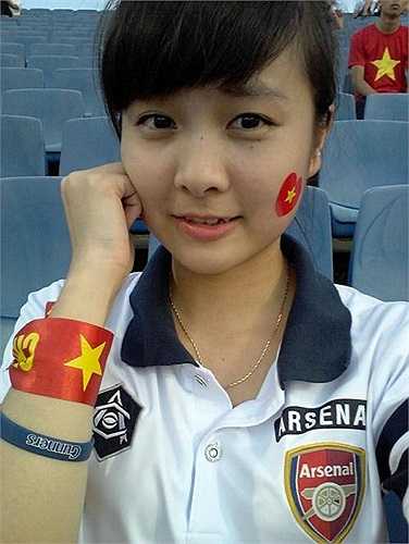 Nhật Lệ quê ở Thanh Hóa, hiện cô đang là sinh viên khoa Quản trị Tài chính, Học viện Tài chính Hà Nội
