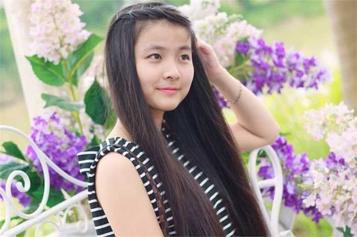 Sức hút của cô gái 9x này còn đến từ gương mặt xinh xắn, làn da trắng và nụ cười duyên. Nhiều người còn gọi Nhật Lệ bằng nick name 'crying girl'.