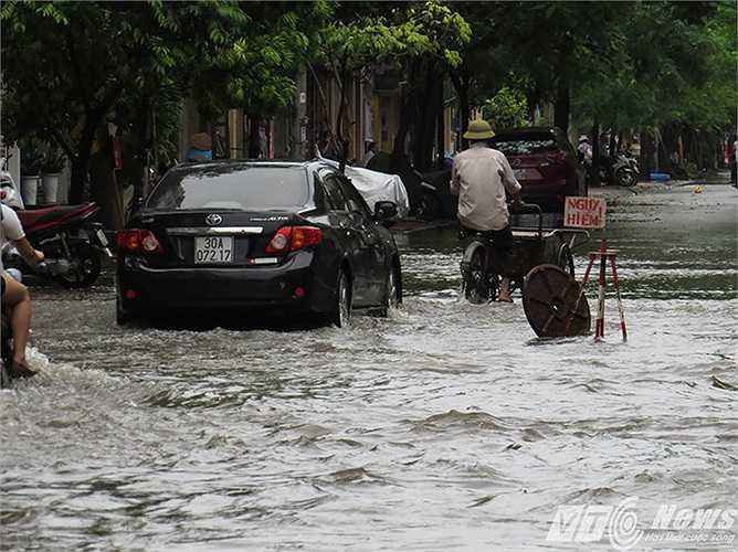 Tuyến đường Lương Khánh Thiện cũng ngập nặng