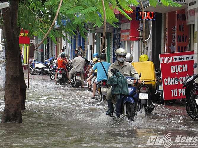 Đường Trần Phú ngập sâu, người dân phải đi xe máy trên vỉa hè