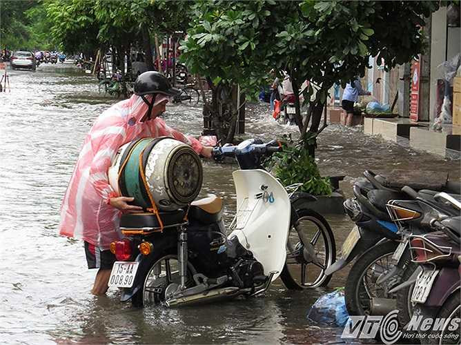 Nước sâu chết máy, phải dắt xe lên lề đường 