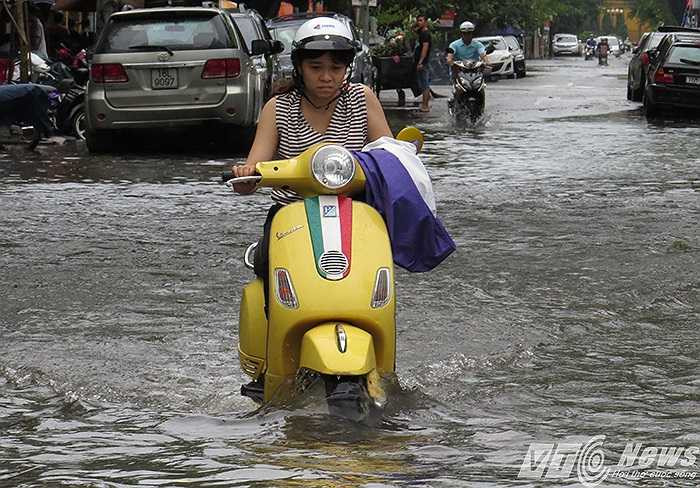 Nhiều đoạn đường ngập sâu đến 30cm