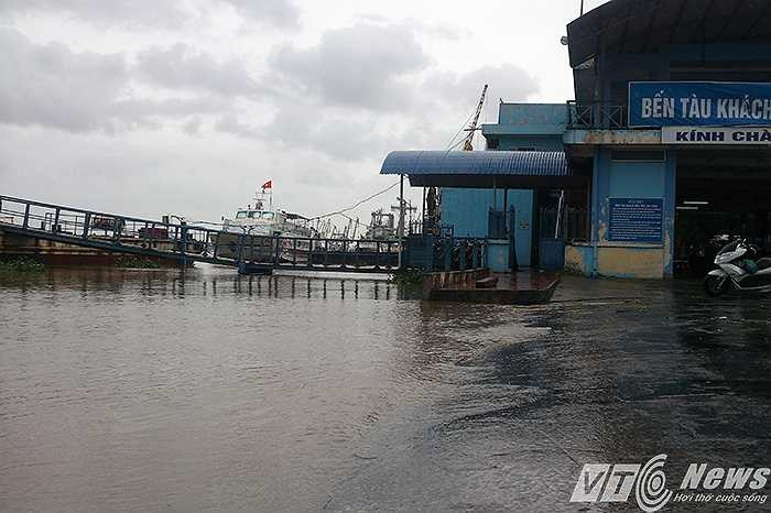 Hồi 9h sáng, nước trên sông Cấm tại khu vực bến Bính mấp mé đường phố