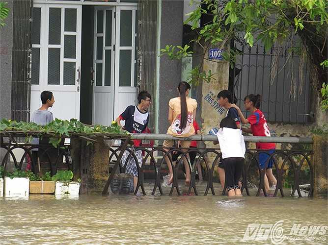 Trẻ em nghịch nước bên bờ sông