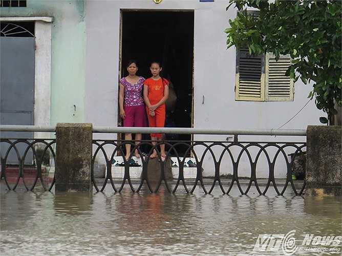 Nhiều nhà dân nước ngập gần nền nhà