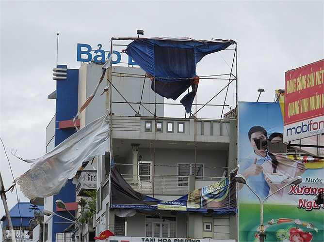 Một số biển quảng cáo bị gió bão xé toạc 