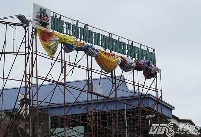 Nhiều tấm biển quảng cáo lớn đã được thu gọn trước bão nên còn nguyên vẹn