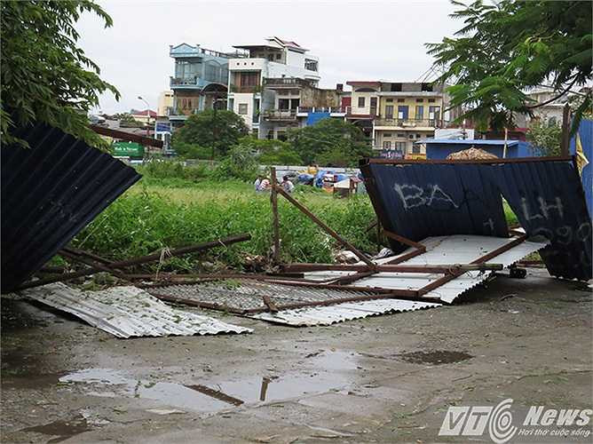 Hàng rào dựng bằng tôn bị sập đổ