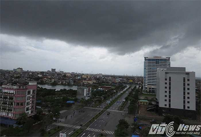 Đến 11h trưa nay (17/9) bầu trời Hải Phòng vẫn nhiều mây, u ám và thỉnh thoảng lại có những trận mưa do ảnh hưởng của hoàn lưu Bão số 3.