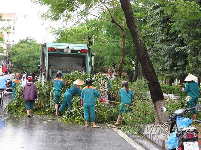 Công nhân môi trường đô thị thu dọn cật lực từ sáng sớm sau khi bão đi qua