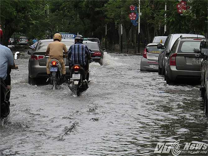 Trên đường Trần Hưng Đạo, một số điểm ngập nặng